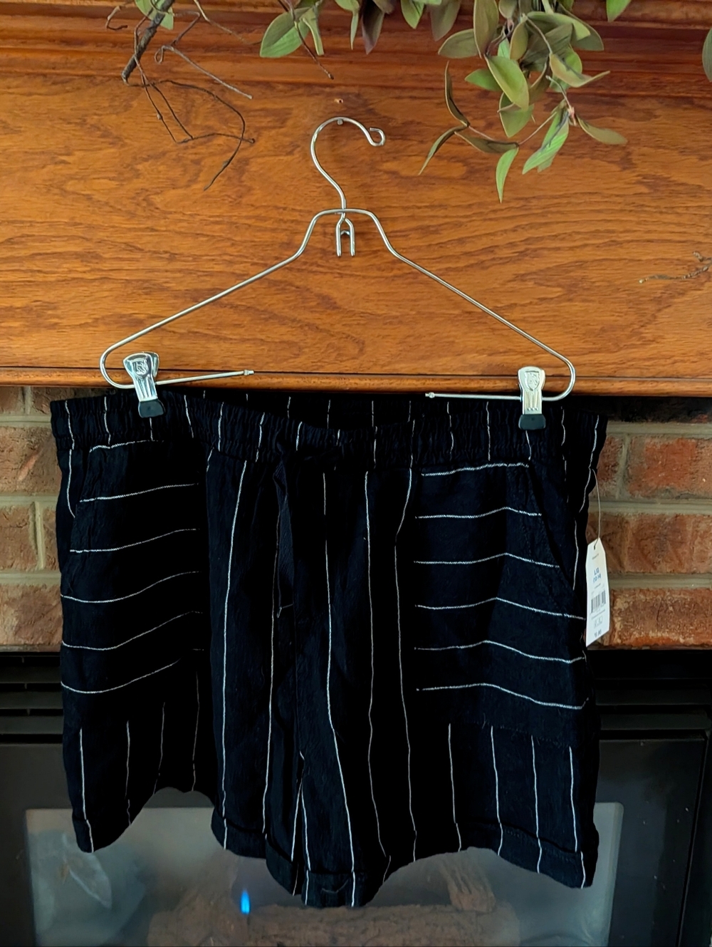 NWT Black Pinstriped Elastic Waist Linen Blend Shorts With Pockets Size Large
